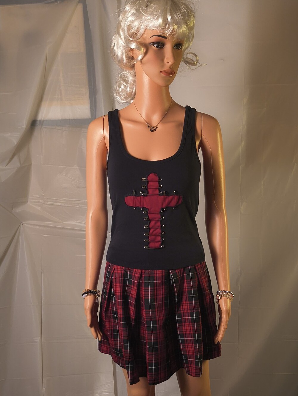 Hot Topic Black Red Cross Safety Pin Goth Punk Crop Tank Top Juniors M